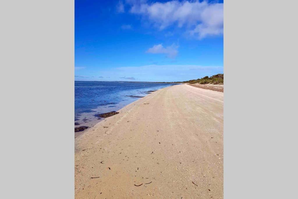 Leeward 'tranquil beachfront' Kingscote Extérieur photo